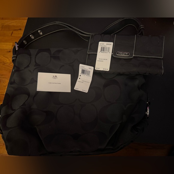 Beautiful Brand New Coach Signature Bag With Matching Wallet,Tags Detatched - Picture 1 of 12